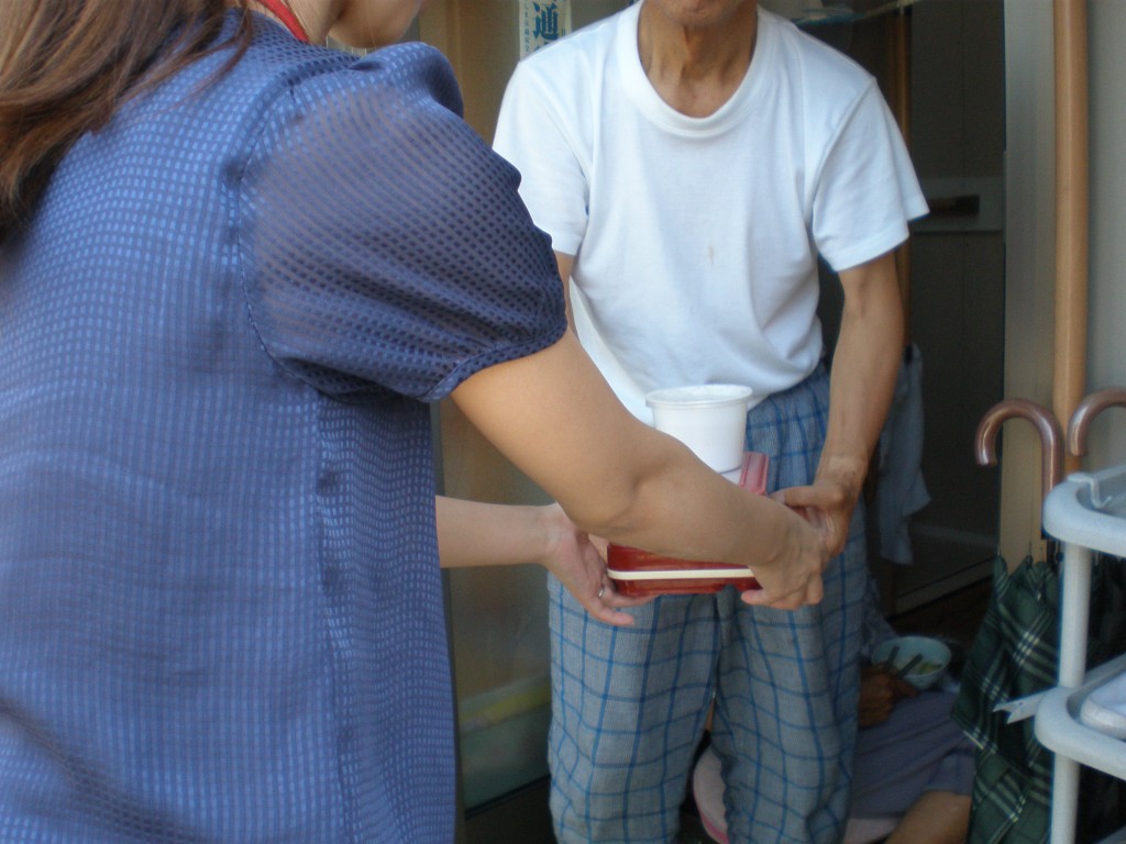 お弁当を手渡しすることで安否確認