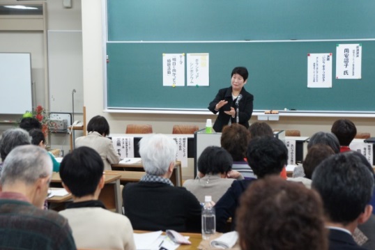 平成27年11月14日に開催された「傾聴ボランティア シンポジウム」。岡安詔子氏の基調講演。 岡安氏が資料として用いた米国の臨床心理学者カール・ロジャースの「傾聴の意味と意義」には、聴き手が受容的に傾聴していることに気づくにつれ、少しずつ自分自身に耳を傾けるようになっていく。そして、自分を傾聴することを学習すると、自分自身に対してより受容的になり、やがてありのままの自分を受け入れて行くようになり、より自分自身と一致する方向へと向かうようになるとありました