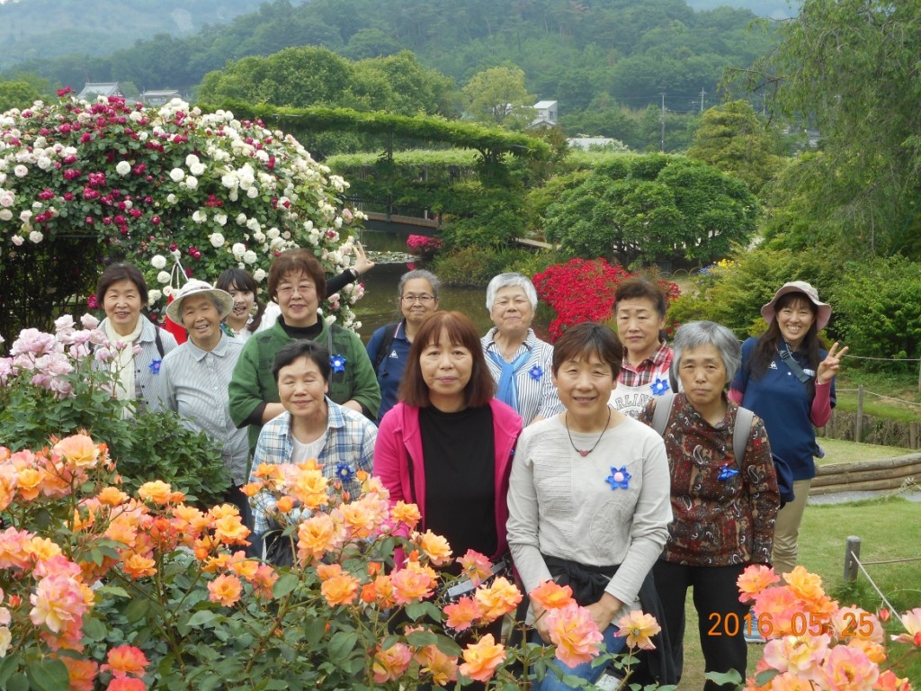 画像2 公園内でバラに囲まれて ハ~イチーズ