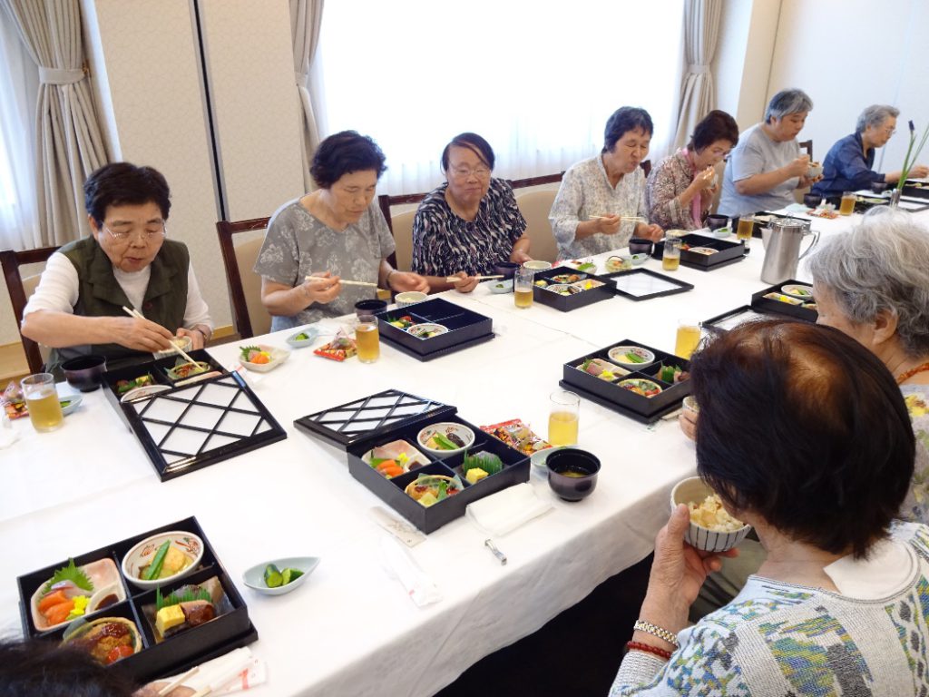 みんなで美味しいお昼をいただきました