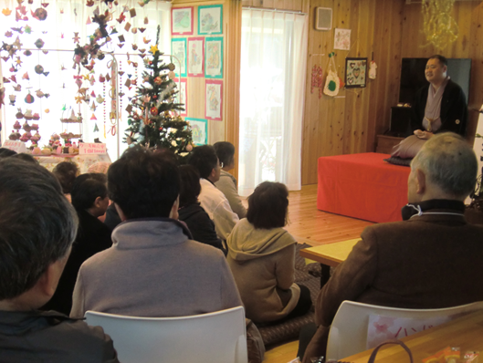 【福光展(展示・芸能発表会)の展示作品と噺家による落語の様子】
