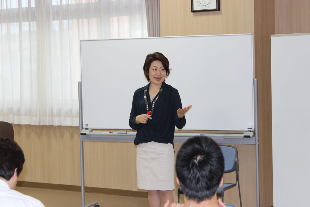 コーチングセミナーのひとコマ。写真は、主任講師の佐藤和美さん(南相馬市出身)