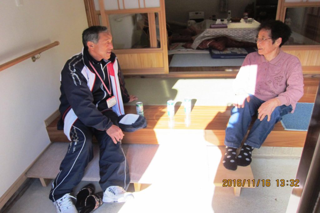 生活支援相談員(左)の訪問活動の様子