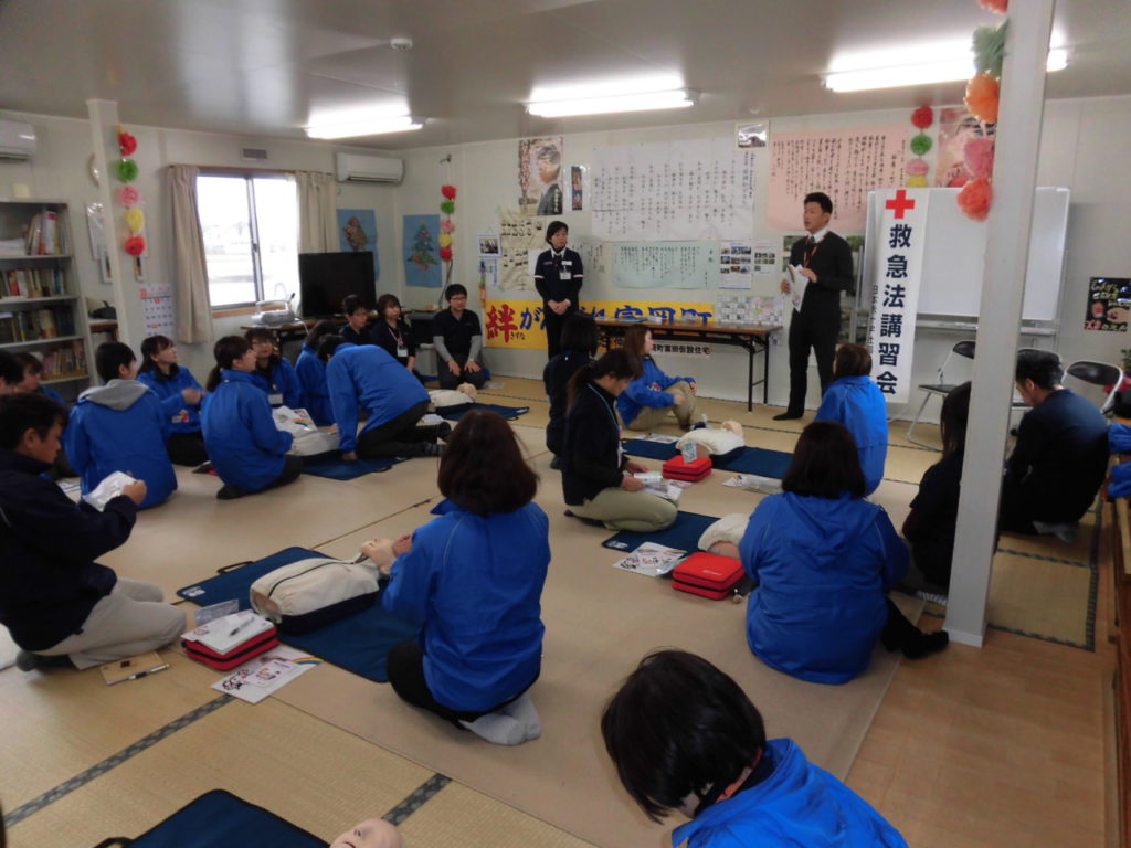 日本赤十字社福島県支部の講師から説明を受けている様子