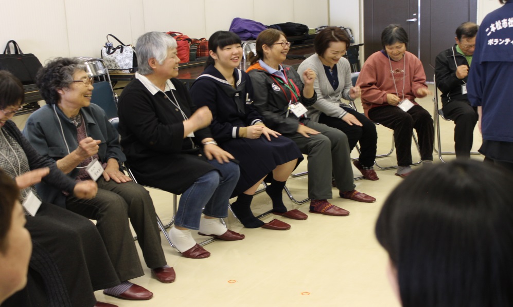 サロン「こっ茶こっせ」に高校生スタッフも参加して盛り上げます