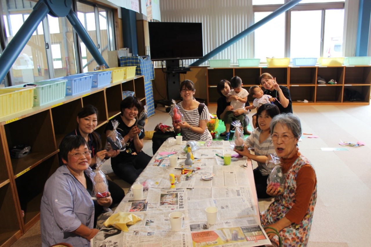 29年6月 村内子育てカフェ利用者と一緒にひょうたんランプ作り